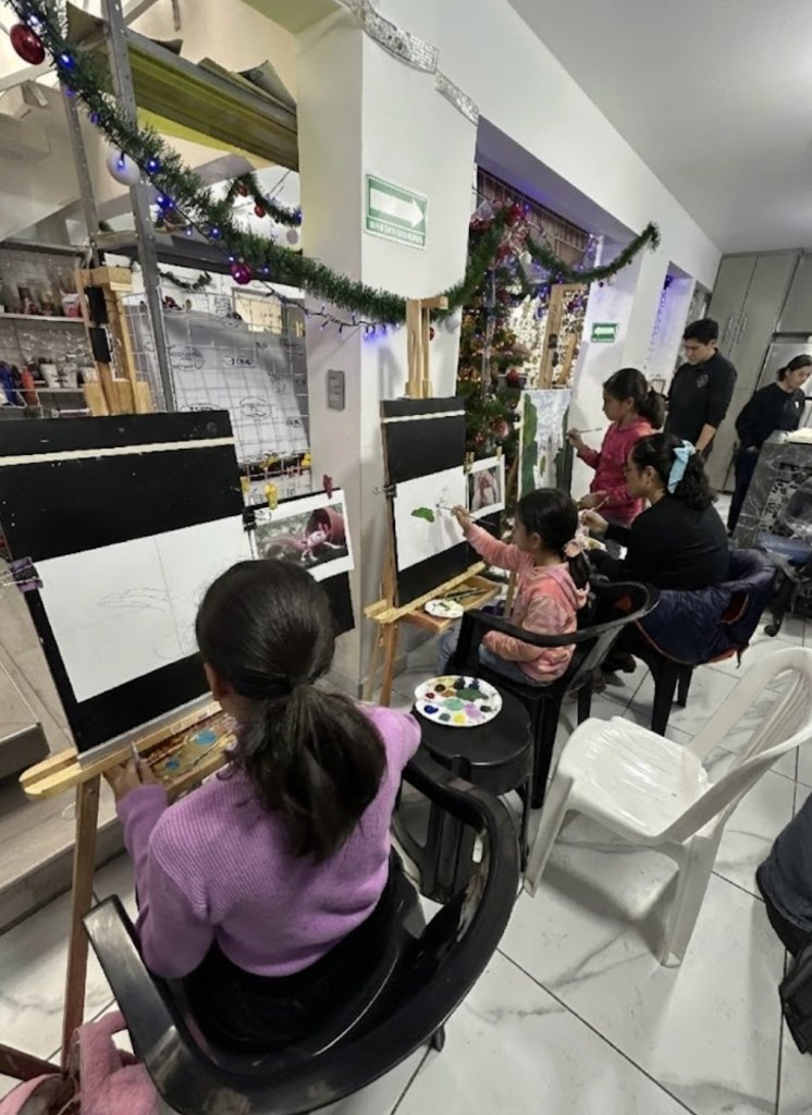 Alumnos pintando en clase